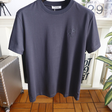 🔥罗意威.26夏季新品!时尚男士简约圆领T恤👍左胸饰有品牌标志性的低调刺绣标识,整体版型宽松舒适,线条干 🔥罗意威.26夏季新品!时尚男士简约圆领T恤👍左胸饰有品牌标志性的低调刺绣标识,整体版型宽松舒适,线条干