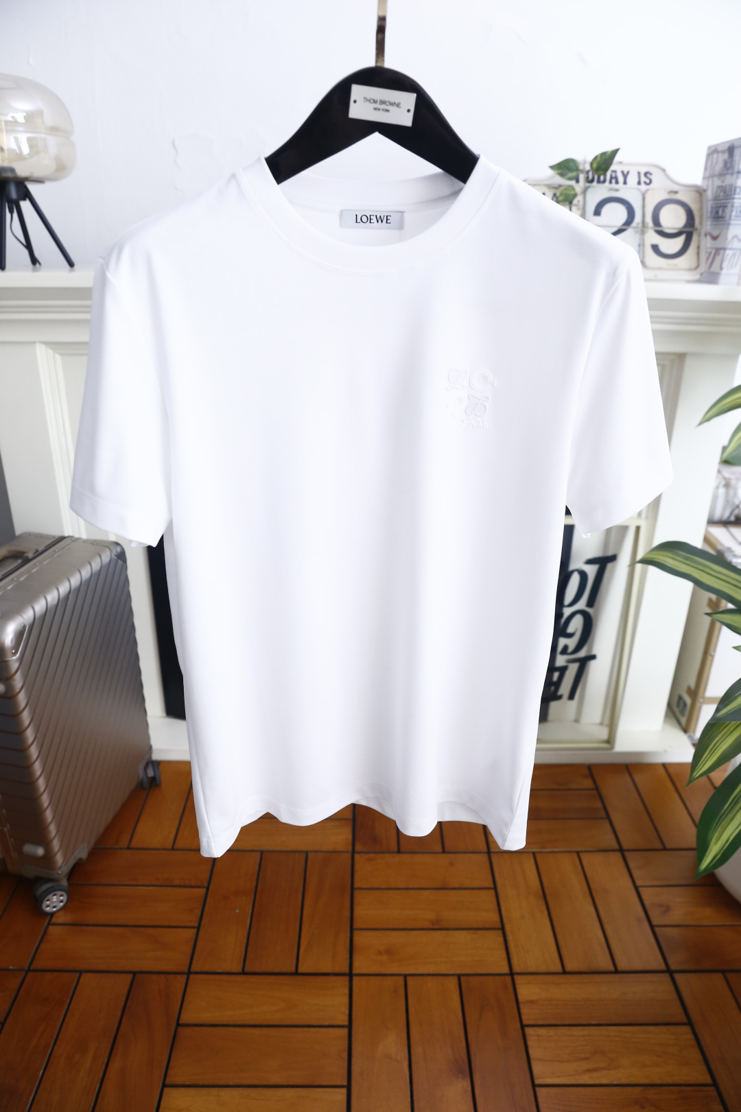 🔥罗意威.26夏季新品！时尚男士简约圆领T恤👍左胸饰有品牌标志性的低调刺绣标识，整体版型宽松舒适，线条干