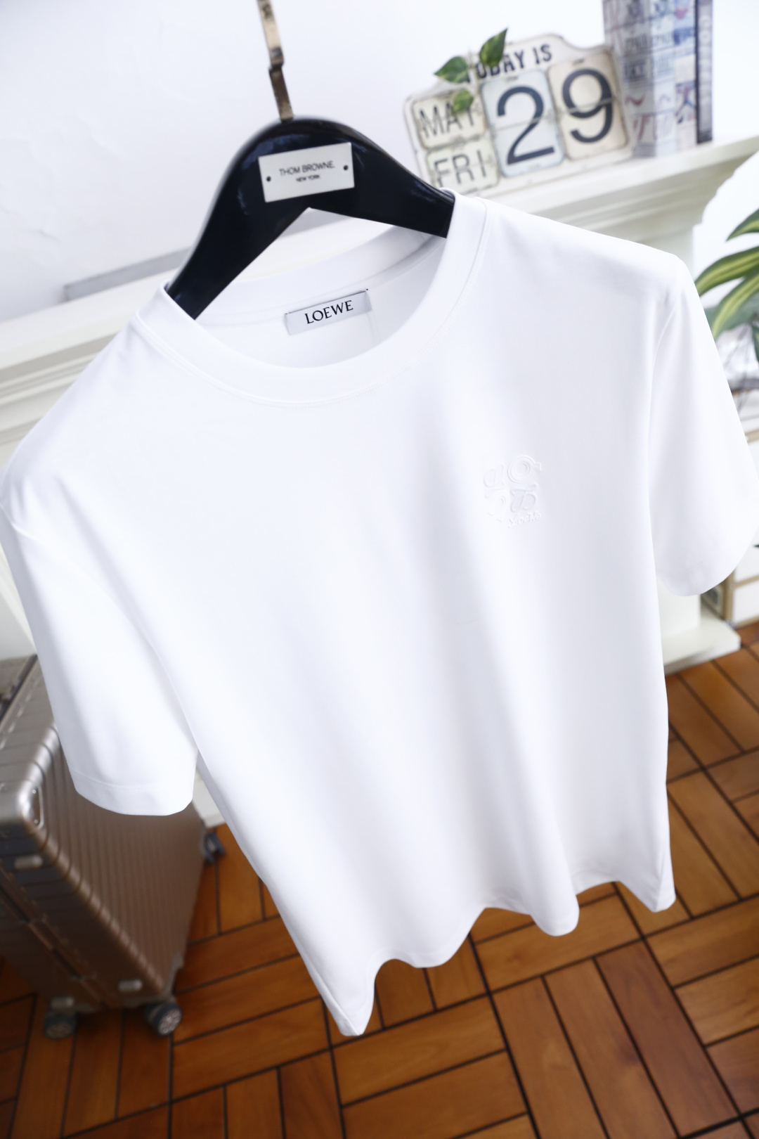 🔥罗意威.26夏季新品！时尚男士简约圆领T恤👍左胸饰有品牌标志性的低调刺绣标识，整体版型宽松舒适，线条干