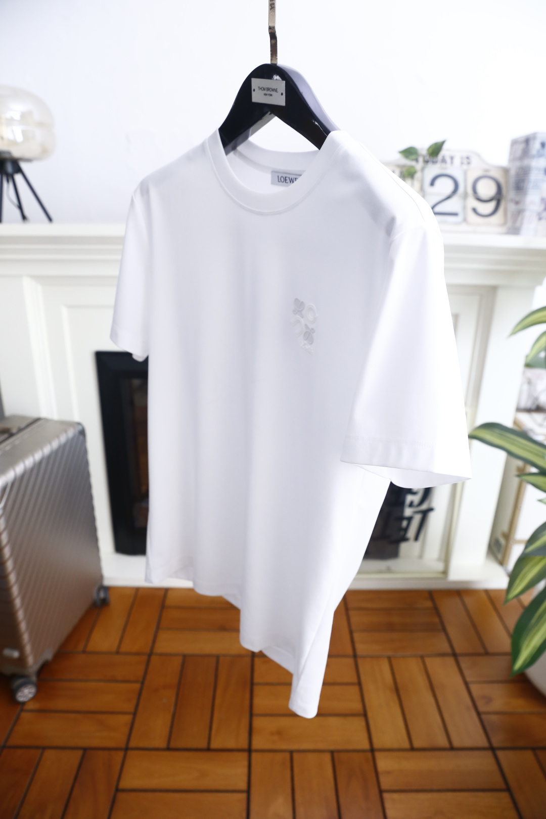 🔥罗意威.26夏季新品！时尚男士简约圆领T恤👍左胸饰有品牌标志性的低调刺绣标识，整体版型宽松舒适，线条干