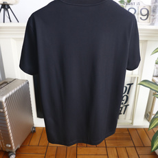 🔥罗意威.26夏季新品!时尚男士简约圆领T恤👍左胸饰有品牌标志性的低调刺绣标识,整体版型宽松舒适,线条干 🔥罗意威.26夏季新品!时尚男士简约圆领T恤👍左胸饰有品牌标志性的低调刺绣标识,整体版型宽松舒适,线条干