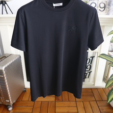 🔥罗意威.26夏季新品!时尚男士简约圆领T恤👍左胸饰有品牌标志性的低调刺绣标识,整体版型宽松舒适,线条干 🔥罗意威.26夏季新品!时尚男士简约圆领T恤👍左胸饰有品牌标志性的低调刺绣标识,整体版型宽松舒适,线条干