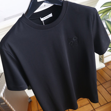 🔥罗意威.26夏季新品!时尚男士简约圆领T恤👍左胸饰有品牌标志性的低调刺绣标识,整体版型宽松舒适,线条干 🔥罗意威.26夏季新品!时尚男士简约圆领T恤👍左胸饰有品牌标志性的低调刺绣标识,整体版型宽松舒适,线条干