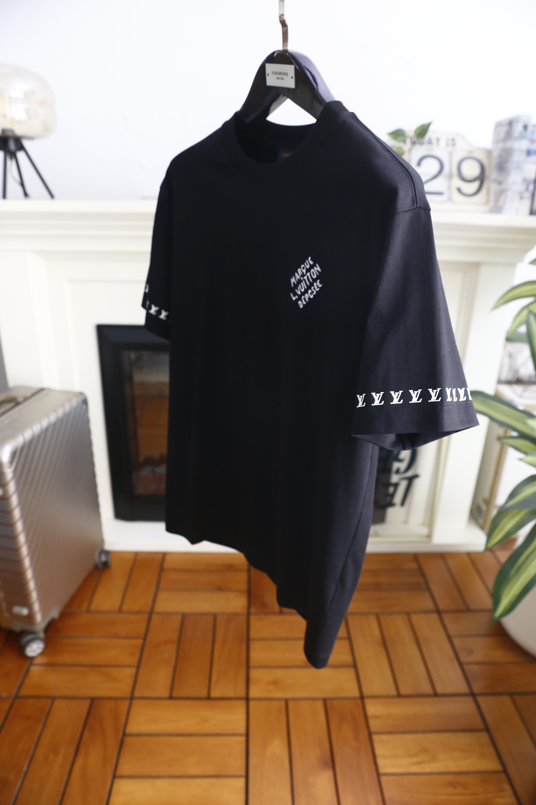 🔥路易威*/LV.26夏季新品！时尚男士百搭短袖👍简约圆领短袖剪裁，领口做工扎实，贴合脖颈线条不卡脖，上