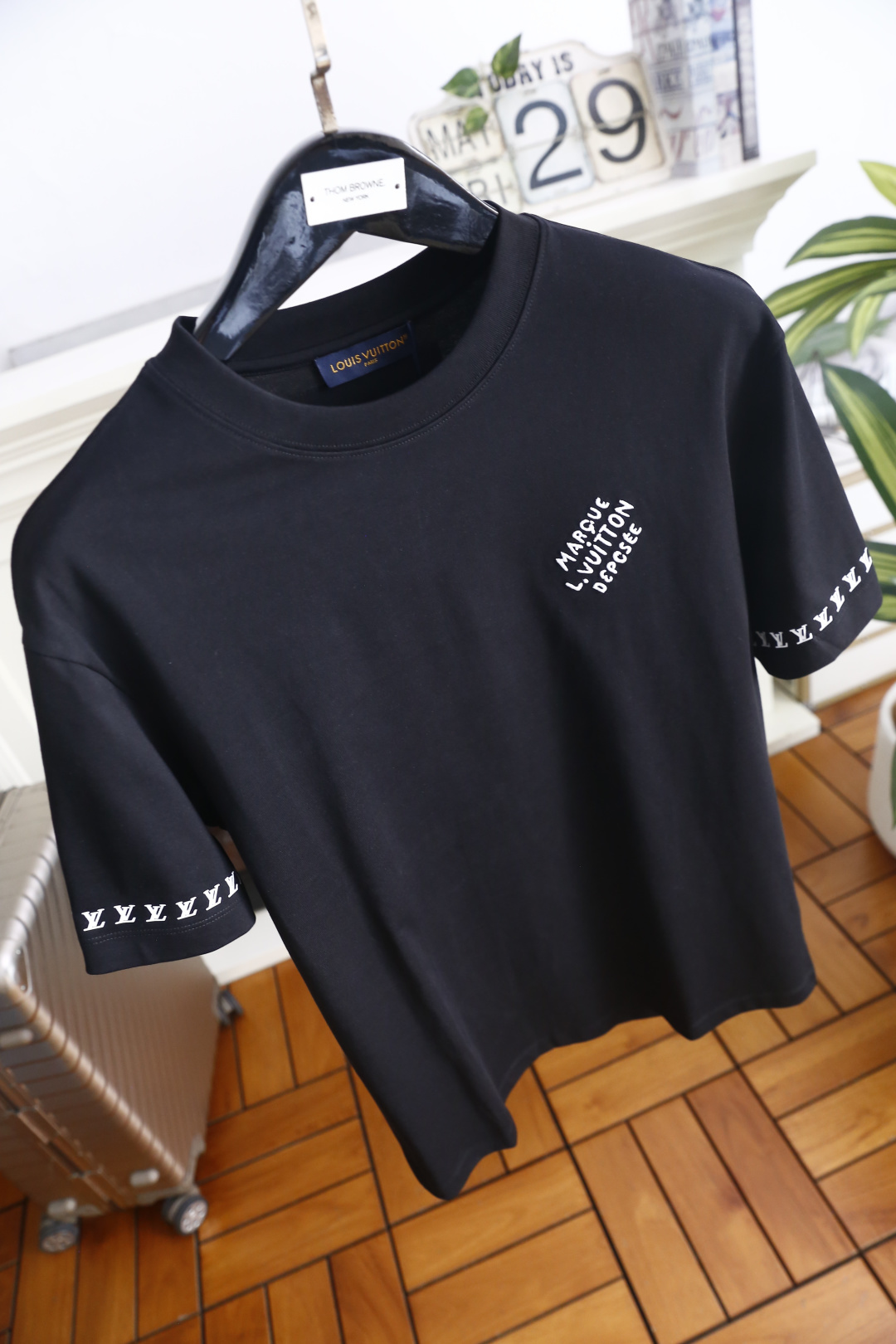 🔥路易威*/LV.26夏季新品！时尚男士百搭短袖👍简约圆领短袖剪裁，领口做工扎实，贴合脖颈线条不卡脖，上