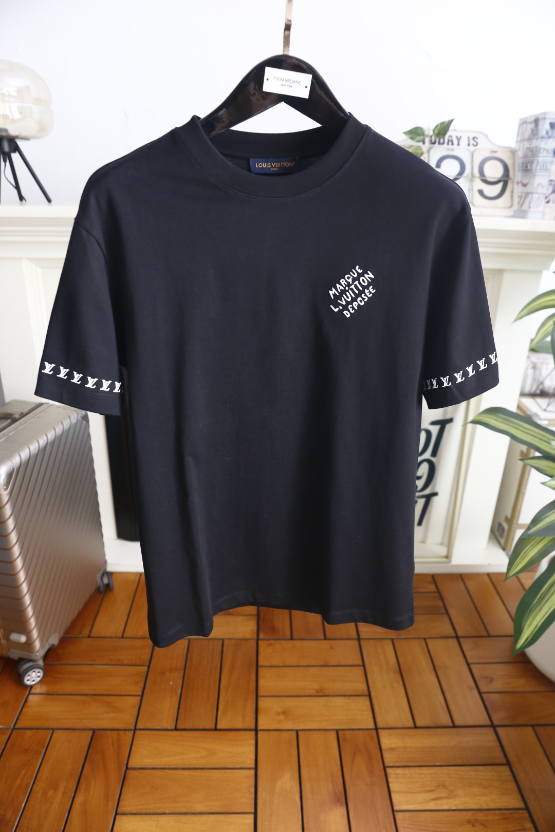 🔥路易威*/LV.26夏季新品！时尚男士百搭短袖👍简约圆领短袖剪裁，领口做工扎实，贴合脖颈线条不卡脖，上