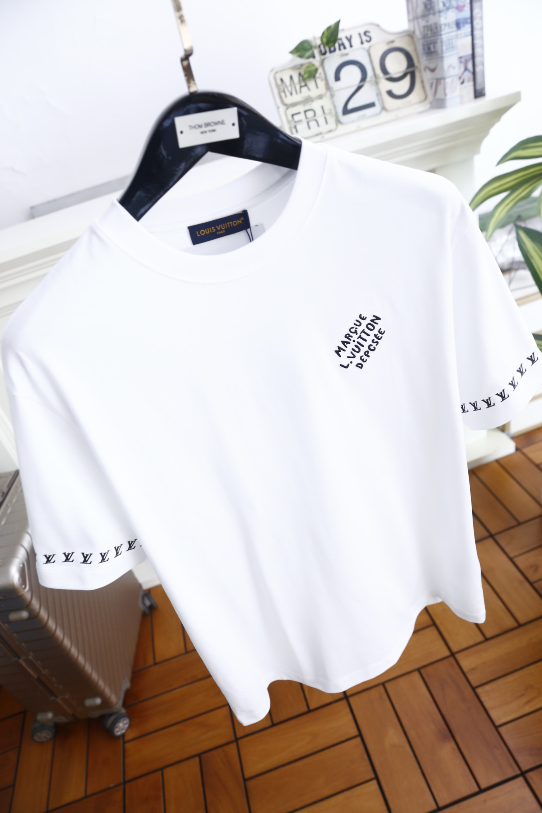 🔥路易威*/LV.26夏季新品！时尚男士百搭短袖👍简约圆领短袖剪裁，领口做工扎实，贴合脖颈线条不卡脖，上