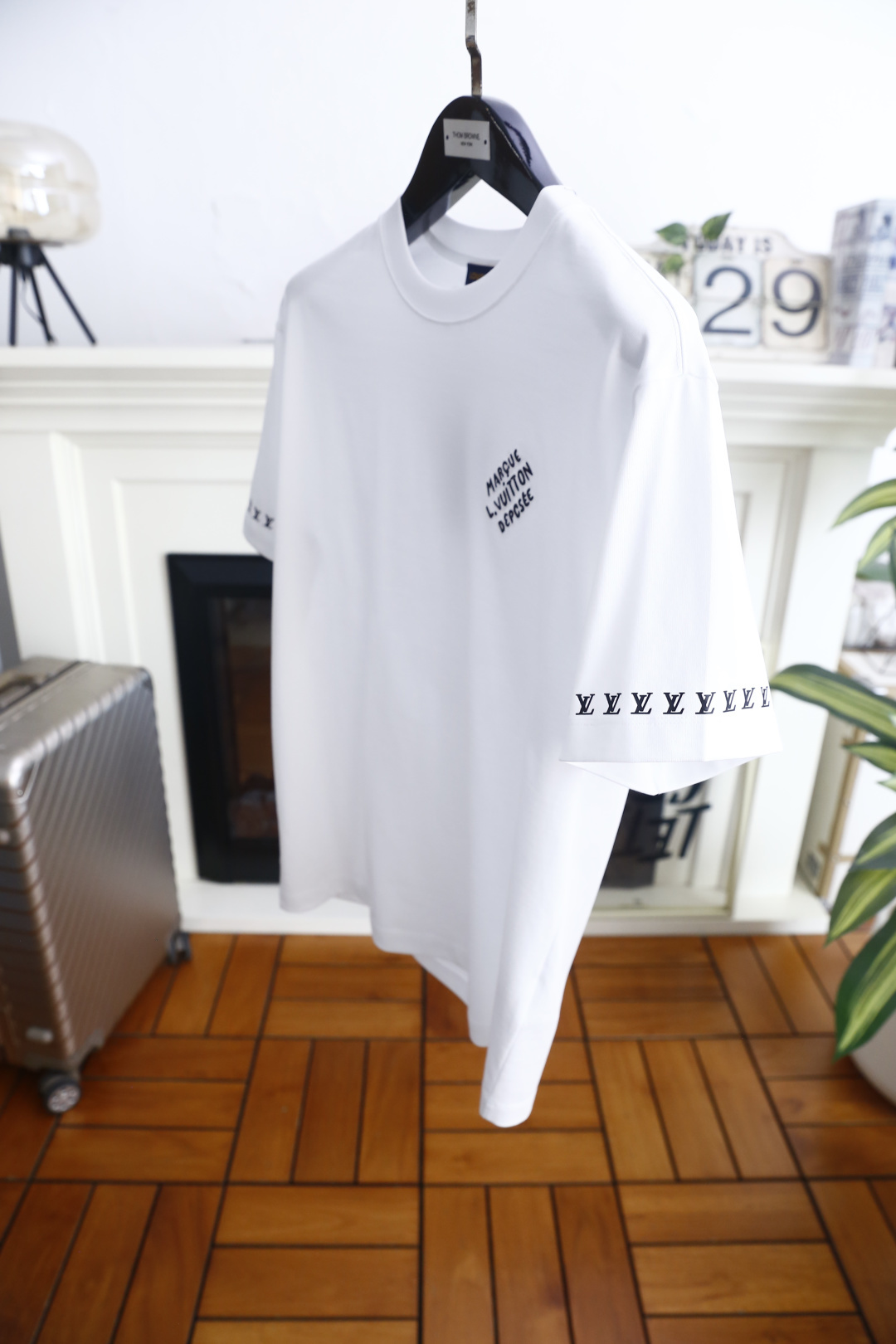 🔥路易威*/LV.26夏季新品！时尚男士百搭短袖👍简约圆领短袖剪裁，领口做工扎实，贴合脖颈线条不卡脖，上