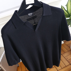 🔥杰尼*.26夏季新品!时尚男士百搭短袖👍简约翻领搭配无扣V型开襟设计,衣身布满细密立体肌理,袖口做平整 🔥杰尼*.26夏季新品!时尚男士百搭短袖👍简约翻领搭配无扣V型开襟设计,衣身布满细密立体肌理,袖口做平整