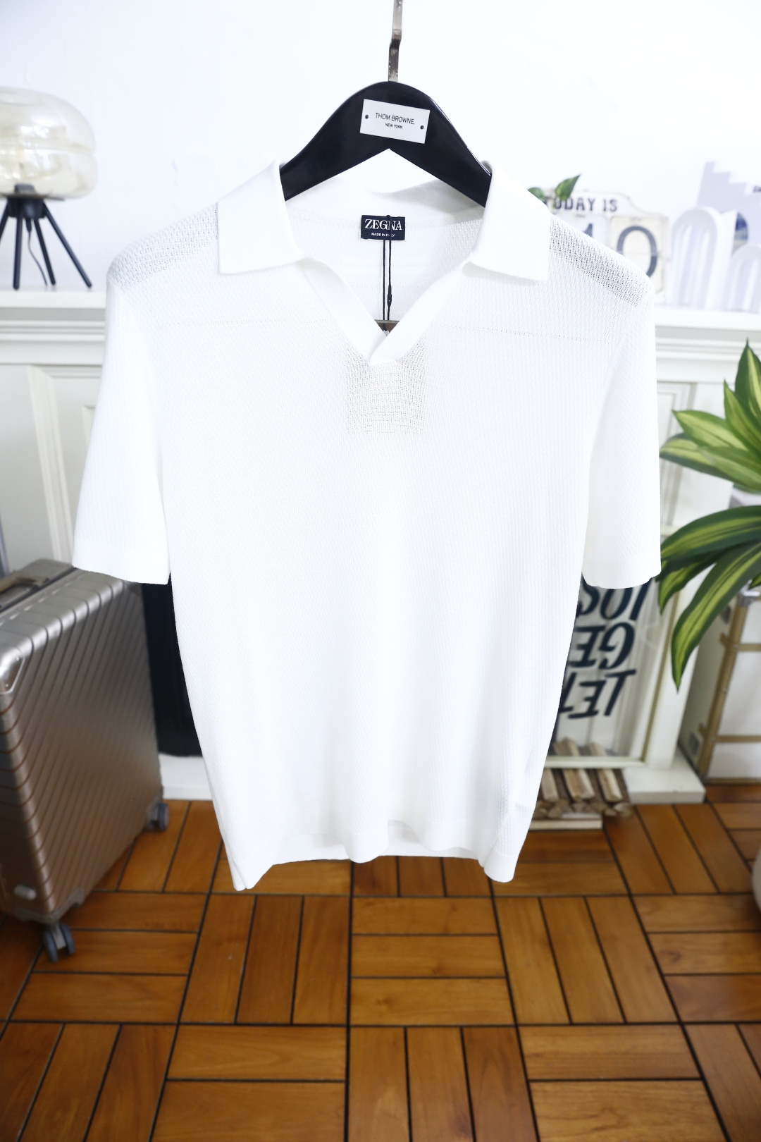 🔥杰尼*.26夏季新品！时尚男士百搭短袖👍简约翻领搭配无扣V型开襟设计，衣身布满细密立体肌理，袖口做平整