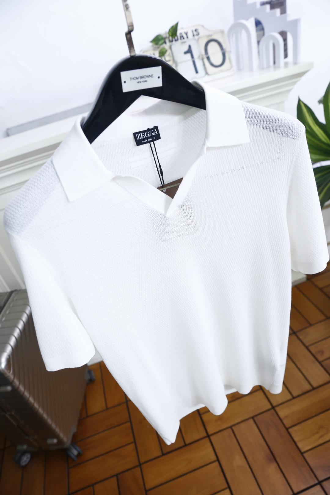 🔥杰尼*.26夏季新品！时尚男士百搭短袖👍简约翻领搭配无扣V型开襟设计，衣身布满细密立体肌理，袖口做平整