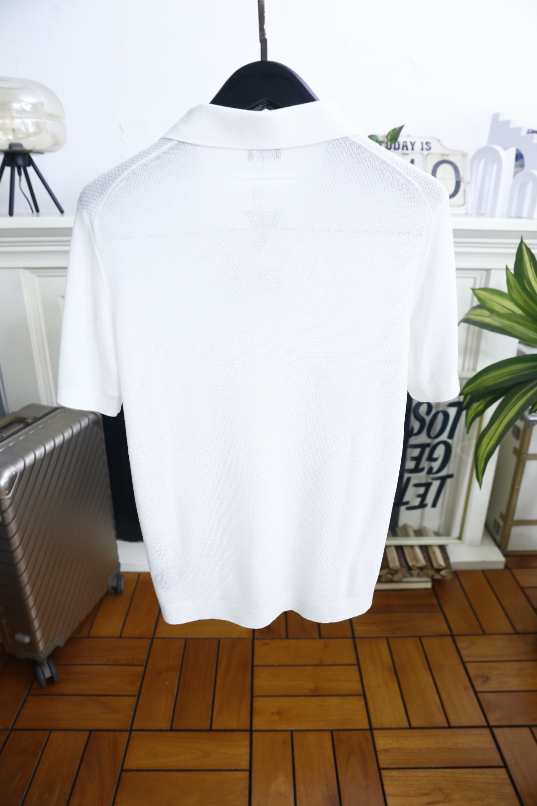 🔥杰尼*.26夏季新品！时尚男士百搭短袖👍简约翻领搭配无扣V型开襟设计，衣身布满细密立体肌理，袖口做平整