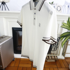 🔥BC.26夏季新品!时尚男士百搭短袖👍经典翻领搭配三粒扣门襟,领口、袖口与下摆处点缀双层条纹包边,左胸 🔥BC.26夏季新品!时尚男士百搭短袖👍经典翻领搭配三粒扣门襟,领口、袖口与下摆处点缀双层条纹包边,左胸