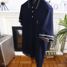 🔥BC.26夏季新品!时尚男士百搭短袖👍经典翻领搭配三粒扣门襟,领口、袖口与下摆处点缀双层条纹包边,左胸 🔥BC.26夏季新品!时尚男士百搭短袖👍经典翻领搭配三粒扣门襟,领口、袖口与下摆处点缀双层条纹包边,左胸
