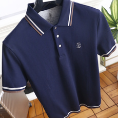 🔥BC.26夏季新品!时尚男士百搭短袖👍经典翻领搭配三粒扣门襟,领口、袖口与下摆处点缀双层条纹包边,左胸 🔥BC.26夏季新品!时尚男士百搭短袖👍经典翻领搭配三粒扣门襟,领口、袖口与下摆处点缀双层条纹包边,左胸