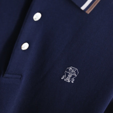 🔥BC.26夏季新品!时尚男士百搭短袖👍经典翻领搭配三粒扣门襟,领口、袖口与下摆处点缀双层条纹包边,左胸 🔥BC.26夏季新品!时尚男士百搭短袖👍经典翻领搭配三粒扣门襟,领口、袖口与下摆处点缀双层条纹包边,左胸