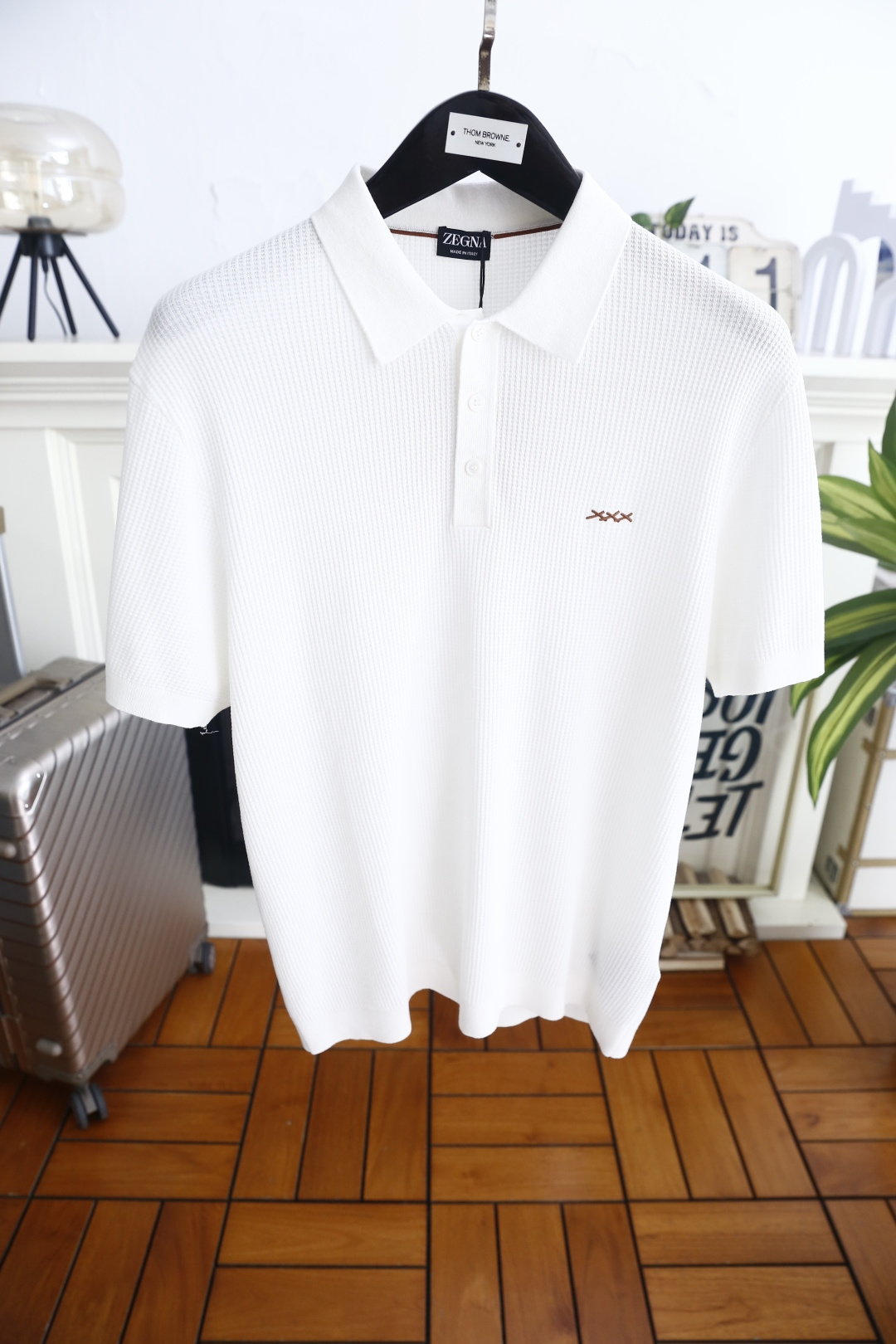 🔥杰尼*.26夏季新品🆕时尚男士百搭短袖👍标准小翻领搭配三粒短门襟，衣身布满规整立体格纹肌理，左胸点缀小