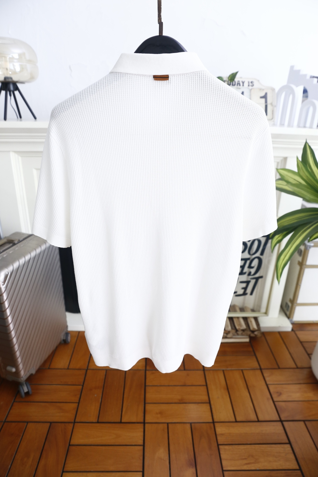 🔥杰尼*.26夏季新品🆕时尚男士百搭短袖👍标准小翻领搭配三粒短门襟，衣身布满规整立体格纹肌理，左胸点缀小