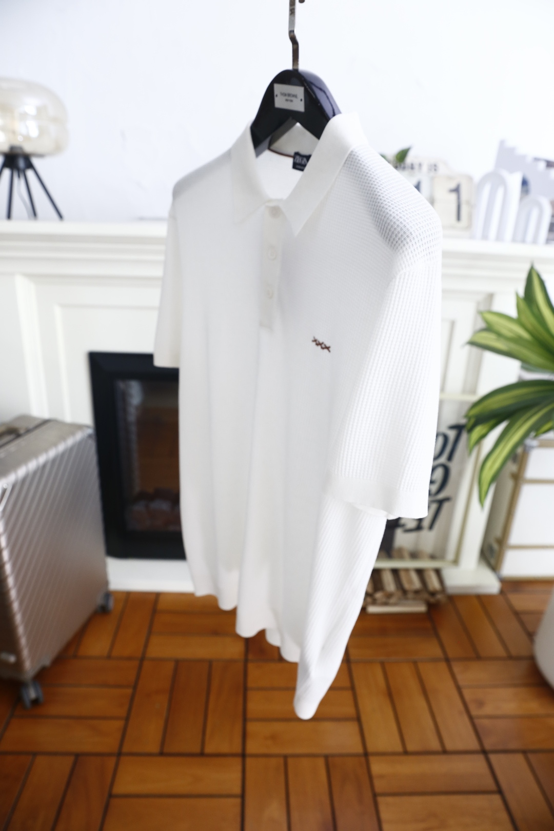 🔥杰尼*.26夏季新品🆕时尚男士百搭短袖👍标准小翻领搭配三粒短门襟，衣身布满规整立体格纹肌理，左胸点缀小