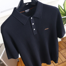 🔥杰尼*.26夏季新品🆕时尚男士百搭短袖👍标准小翻领搭配三粒短门襟,衣身布满规整立体格纹肌理,左胸点缀小 🔥杰尼*.26夏季新品🆕时尚男士百搭短袖👍标准小翻领搭配三粒短门襟,衣身布满规整立体格纹肌理,左胸点缀小
