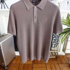 🔥杰尼*.26夏季新品🆕时尚男士百搭短袖👍标准小翻领搭配三粒短门襟,衣身布满规整立体格纹肌理,左胸点缀小 🔥杰尼*.26夏季新品🆕时尚男士百搭短袖👍标准小翻领搭配三粒短门襟,衣身布满规整立体格纹肌理,左胸点缀小