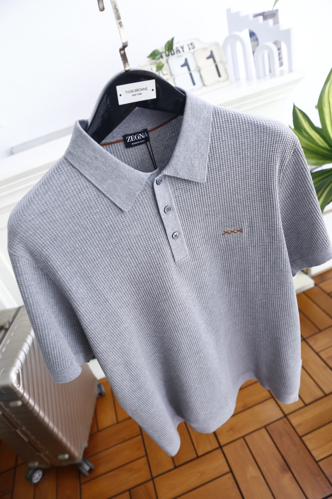🔥杰尼*.26夏季新品🆕时尚男士百搭短袖👍标准小翻领搭配三粒短门襟，衣身布满规整立体格纹肌理，左胸点缀小