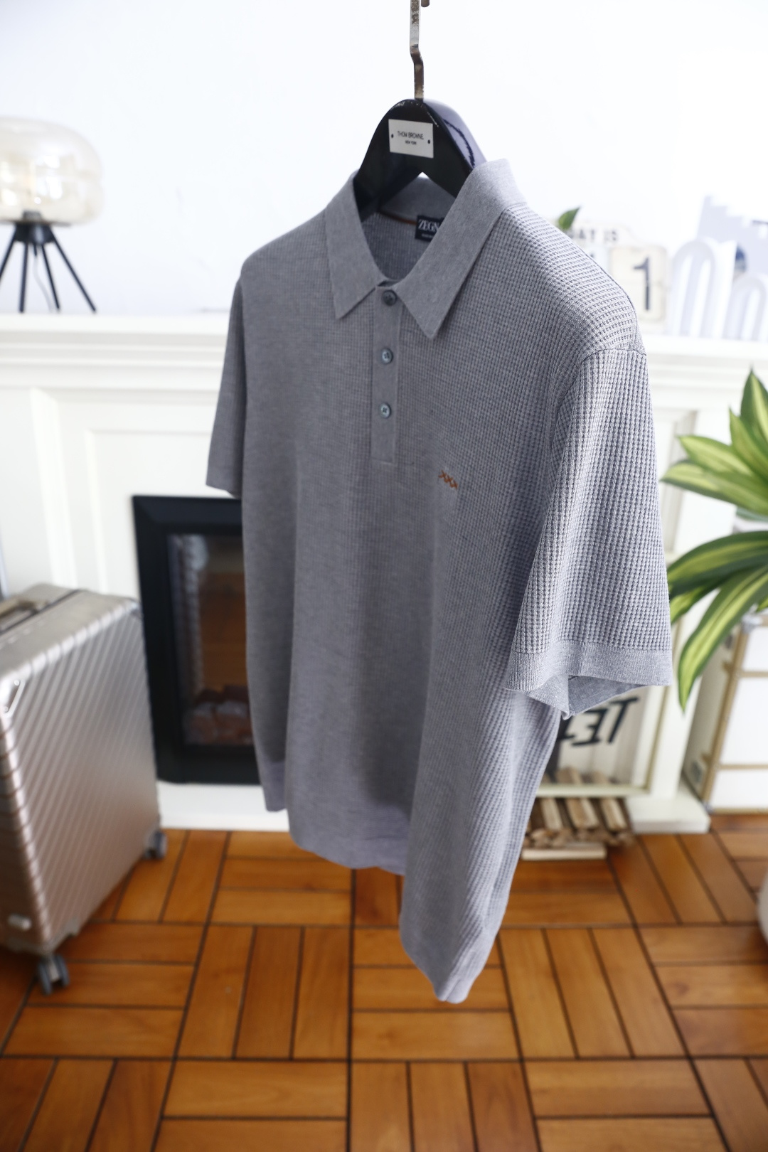 🔥杰尼*.26夏季新品🆕时尚男士百搭短袖👍标准小翻领搭配三粒短门襟，衣身布满规整立体格纹肌理，左胸点缀小