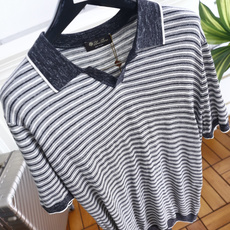 🔥Loro piana.26夏季新品!时尚男士百搭短袖👍小翻领搭配无扣V型门襟,全身布满细密横向条纹,领 🔥Loro piana.26夏季新品!时尚男士百搭短袖👍小翻领搭配无扣V型门襟,全身布满细密横向条纹,领