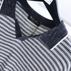 🔥Loro piana.26夏季新品!时尚男士百搭短袖👍小翻领搭配无扣V型门襟,全身布满细密横向条纹,领 🔥Loro piana.26夏季新品!时尚男士百搭短袖👍小翻领搭配无扣V型门襟,全身布满细密横向条纹,领