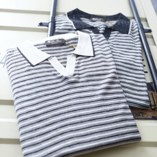 🔥Loro piana.26夏季新品!时尚男士百搭短袖👍小翻领搭配无扣V型门襟,全身布满细密横向条纹,领 🔥Loro piana.26夏季新品!时尚男士百搭短袖👍小翻领搭配无扣V型门襟,全身布满细密横向条纹,领