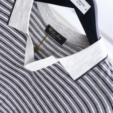 🔥Loro piana.26夏季新品!时尚男士百搭短袖👍小翻领搭配无扣V型门襟,全身布满细密横向条纹,领 🔥Loro piana.26夏季新品!时尚男士百搭短袖👍小翻领搭配无扣V型门襟,全身布满细密横向条纹,领