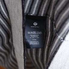 🔥Loro piana.26夏季新品!时尚男士百搭短袖👍小翻领搭配无扣V型门襟,全身布满细密横向条纹,领 🔥Loro piana.26夏季新品!时尚男士百搭短袖👍小翻领搭配无扣V型门襟,全身布满细密横向条纹,领