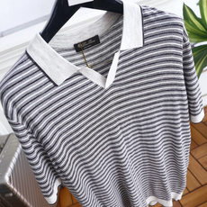 🔥Loro piana.26夏季新品!时尚男士百搭短袖👍小翻领搭配无扣V型门襟,全身布满细密横向条纹,领 🔥Loro piana.26夏季新品!时尚男士百搭短袖👍小翻领搭配无扣V型门襟,全身布满细密横向条纹,领