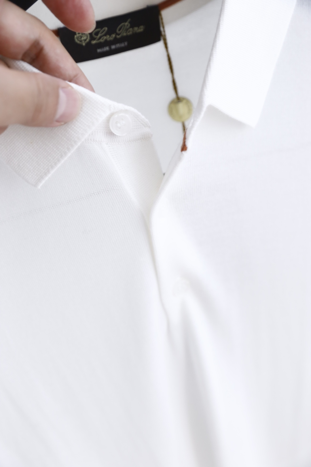 🔥Loro piana.26夏季新品！时尚男士百搭短袖👍简约平整翻领搭配三粒扣短门襟，袖口与下摆采用窄边