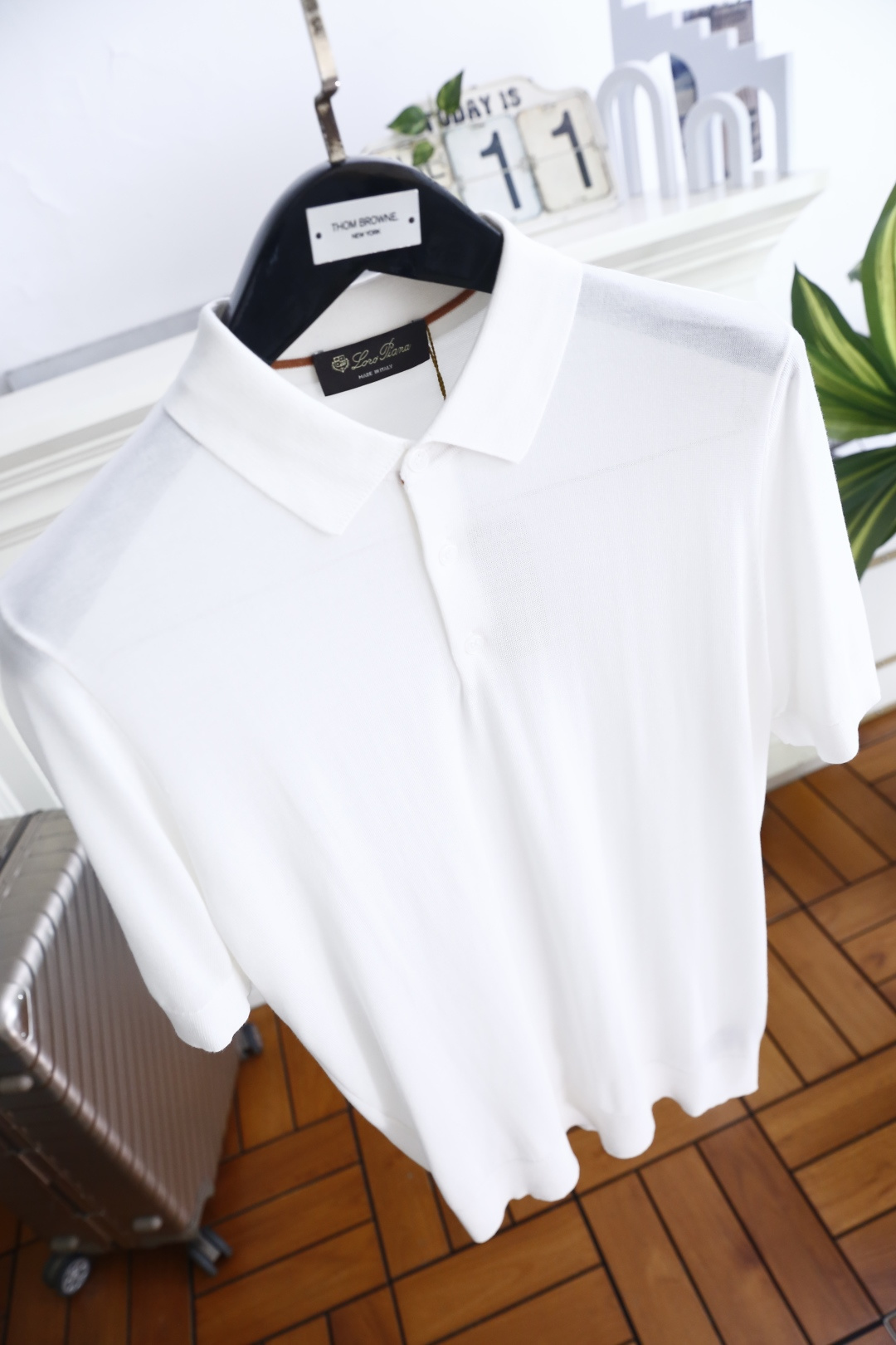 🔥Loro piana.26夏季新品！时尚男士百搭短袖👍简约平整翻领搭配三粒扣短门襟，袖口与下摆采用窄边