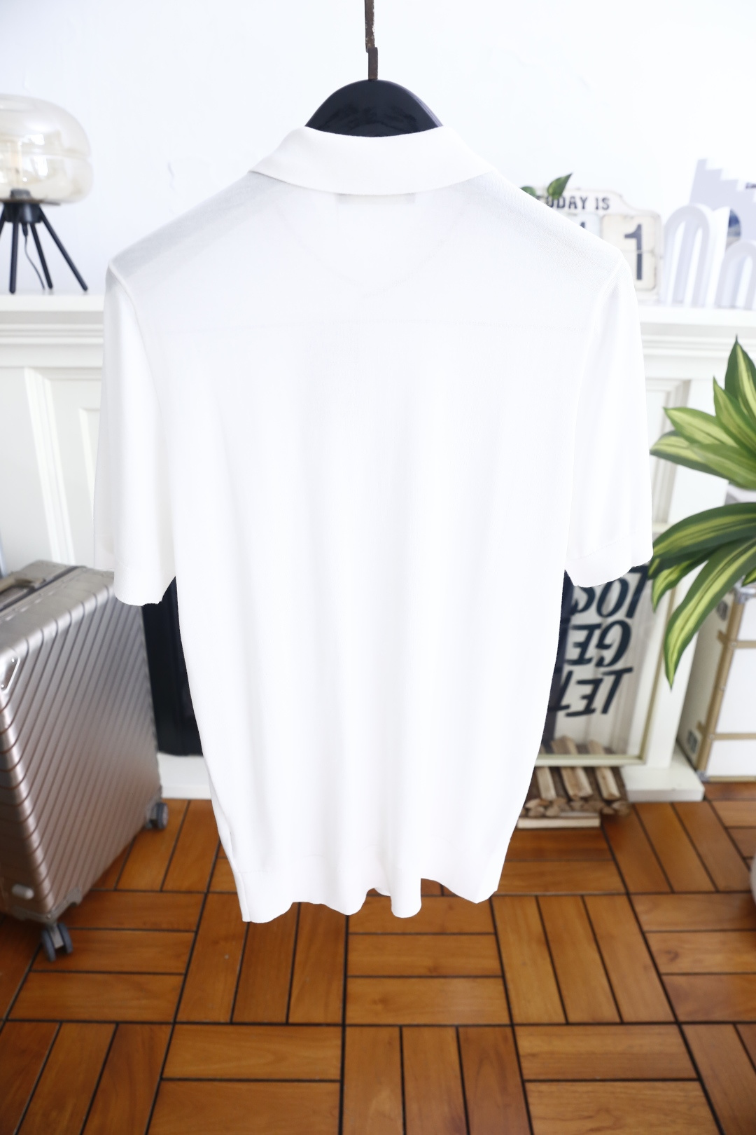 🔥Loro piana.26夏季新品！时尚男士百搭短袖👍简约平整翻领搭配三粒扣短门襟，袖口与下摆采用窄边