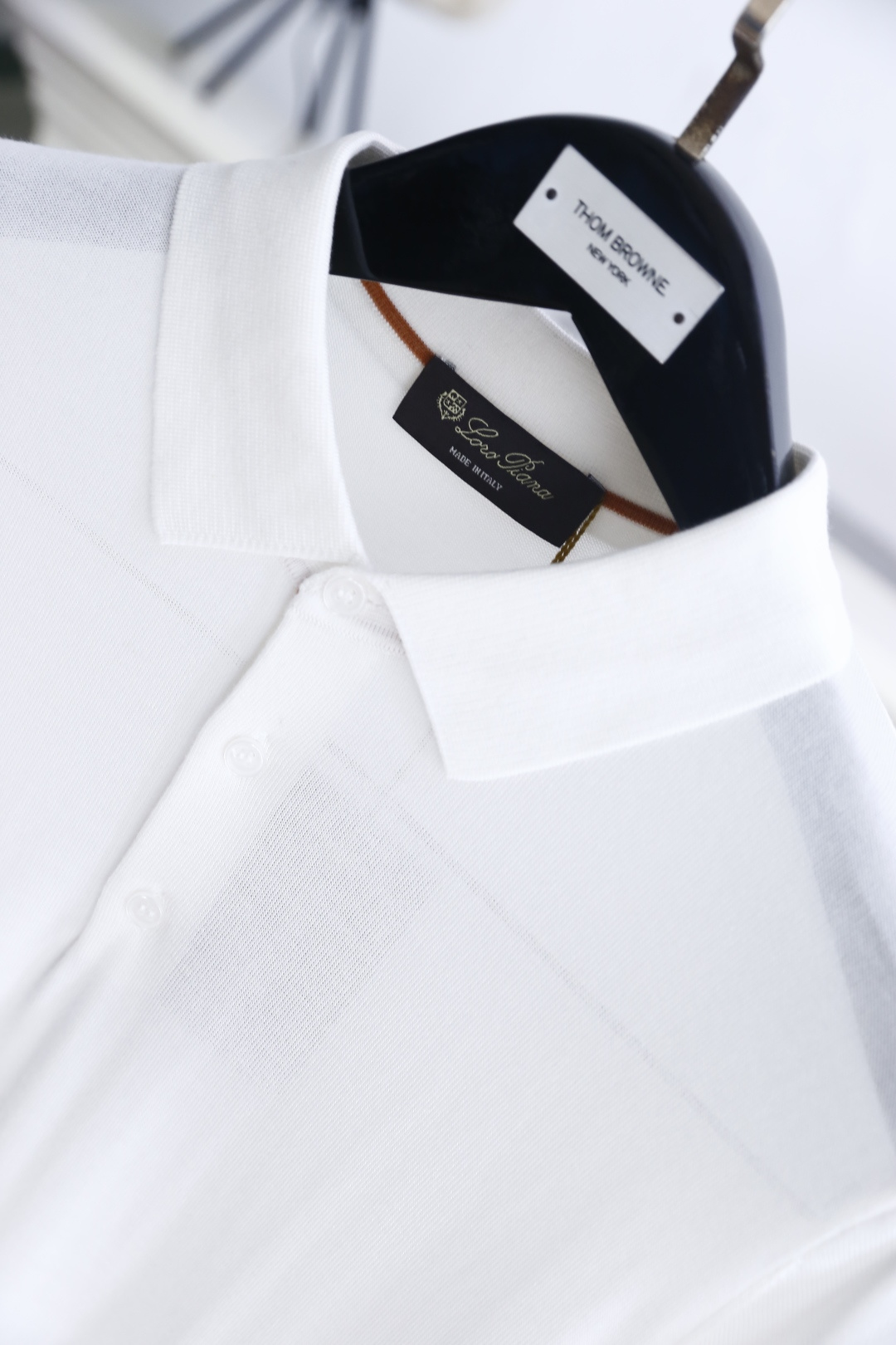 🔥Loro piana.26夏季新品！时尚男士百搭短袖👍简约平整翻领搭配三粒扣短门襟，袖口与下摆采用窄边