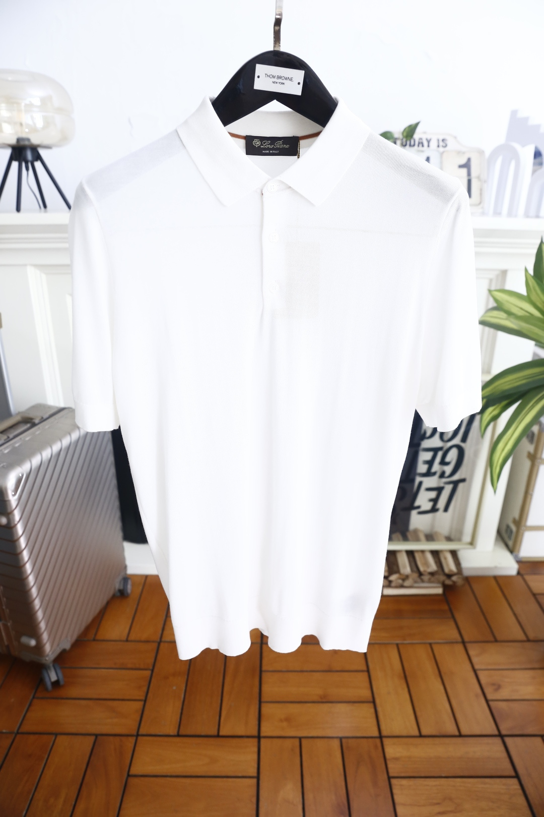🔥Loro piana.26夏季新品！时尚男士百搭短袖👍简约平整翻领搭配三粒扣短门襟，袖口与下摆采用窄边