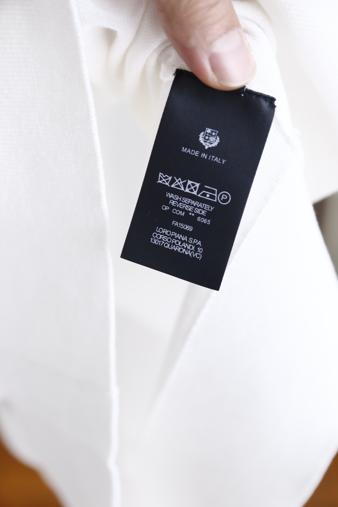 🔥Loro piana.26夏季新品！时尚男士百搭短袖👍简约平整翻领搭配三粒扣短门襟，袖口与下摆采用窄边
