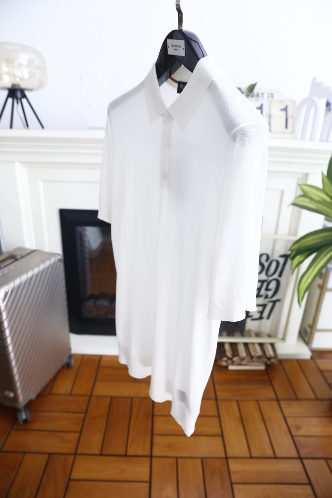 🔥Loro piana.26夏季新品！时尚男士百搭短袖👍简约平整翻领搭配三粒扣短门襟，袖口与下摆采用窄边