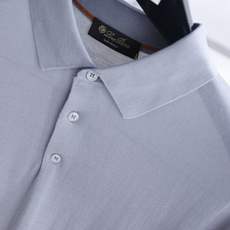 🔥Loro piana.26夏季新品!时尚男士百搭短袖👍简约平整翻领搭配三粒扣短门襟,袖口与下摆采用窄边 🔥Loro piana.26夏季新品!时尚男士百搭短袖👍简约平整翻领搭配三粒扣短门襟,袖口与下摆采用窄边