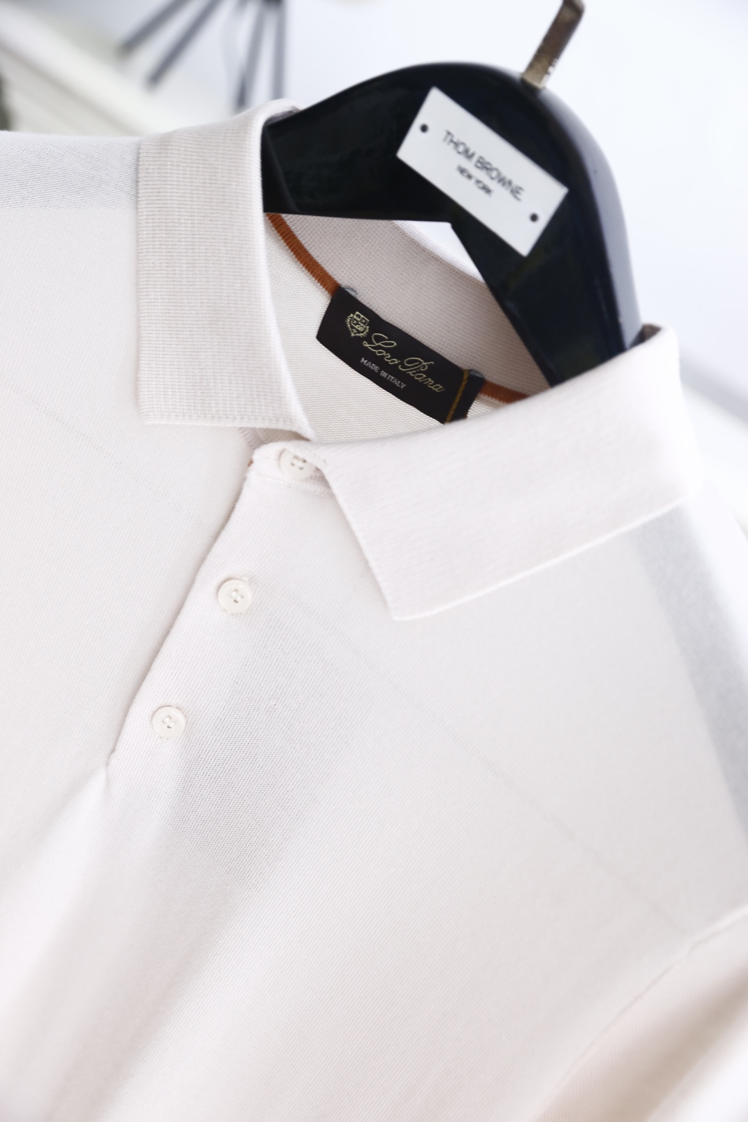 🔥Loro piana.26夏季新品！时尚男士百搭短袖👍简约平整翻领搭配三粒扣短门襟，袖口与下摆采用窄边