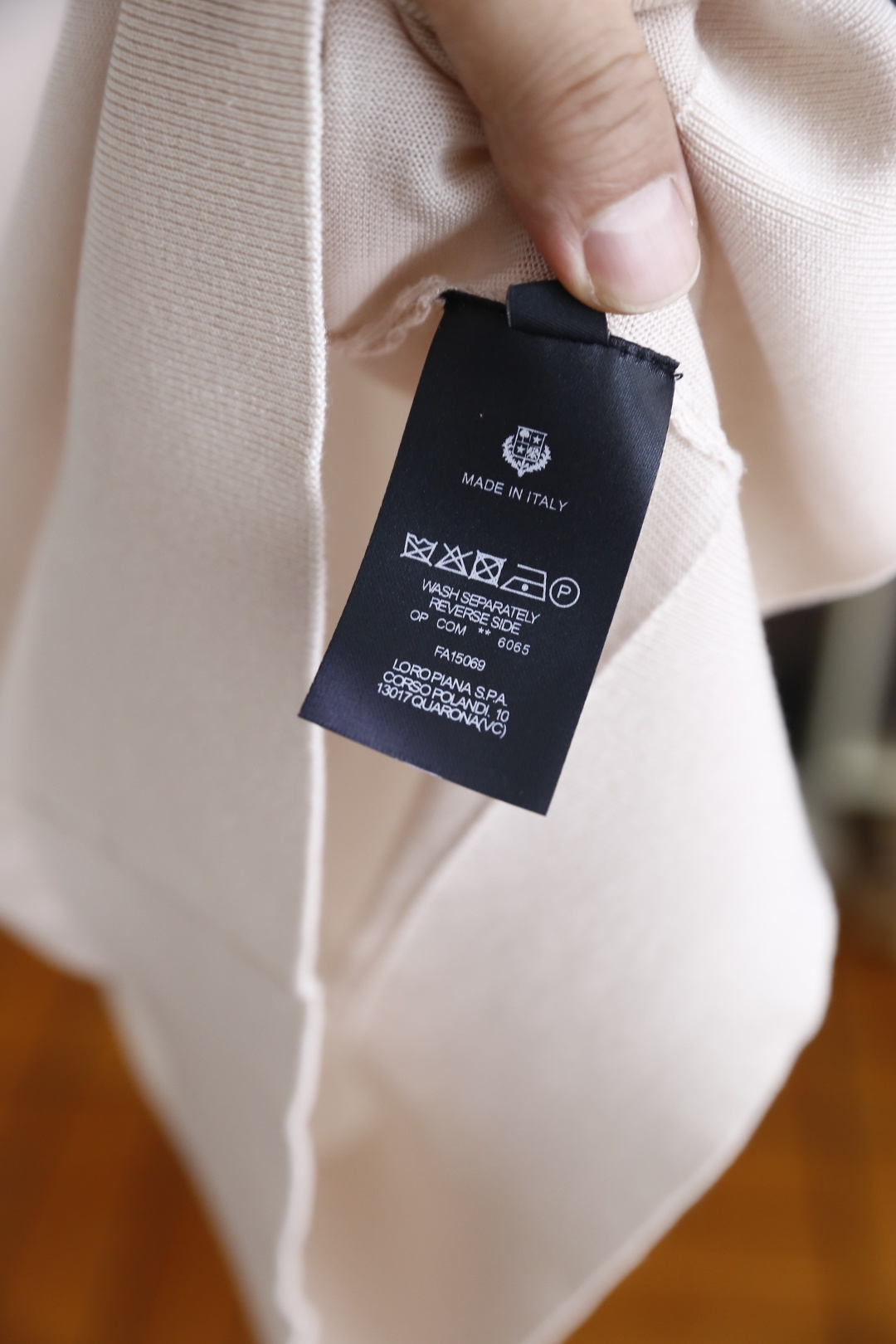 🔥Loro piana.26夏季新品！时尚男士百搭短袖👍简约平整翻领搭配三粒扣短门襟，袖口与下摆采用窄边