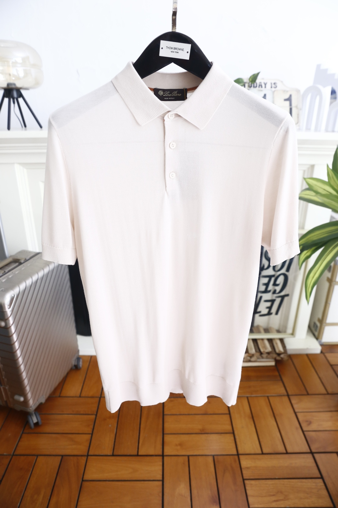 🔥Loro piana.26夏季新品！时尚男士百搭短袖👍简约平整翻领搭配三粒扣短门襟，袖口与下摆采用窄边