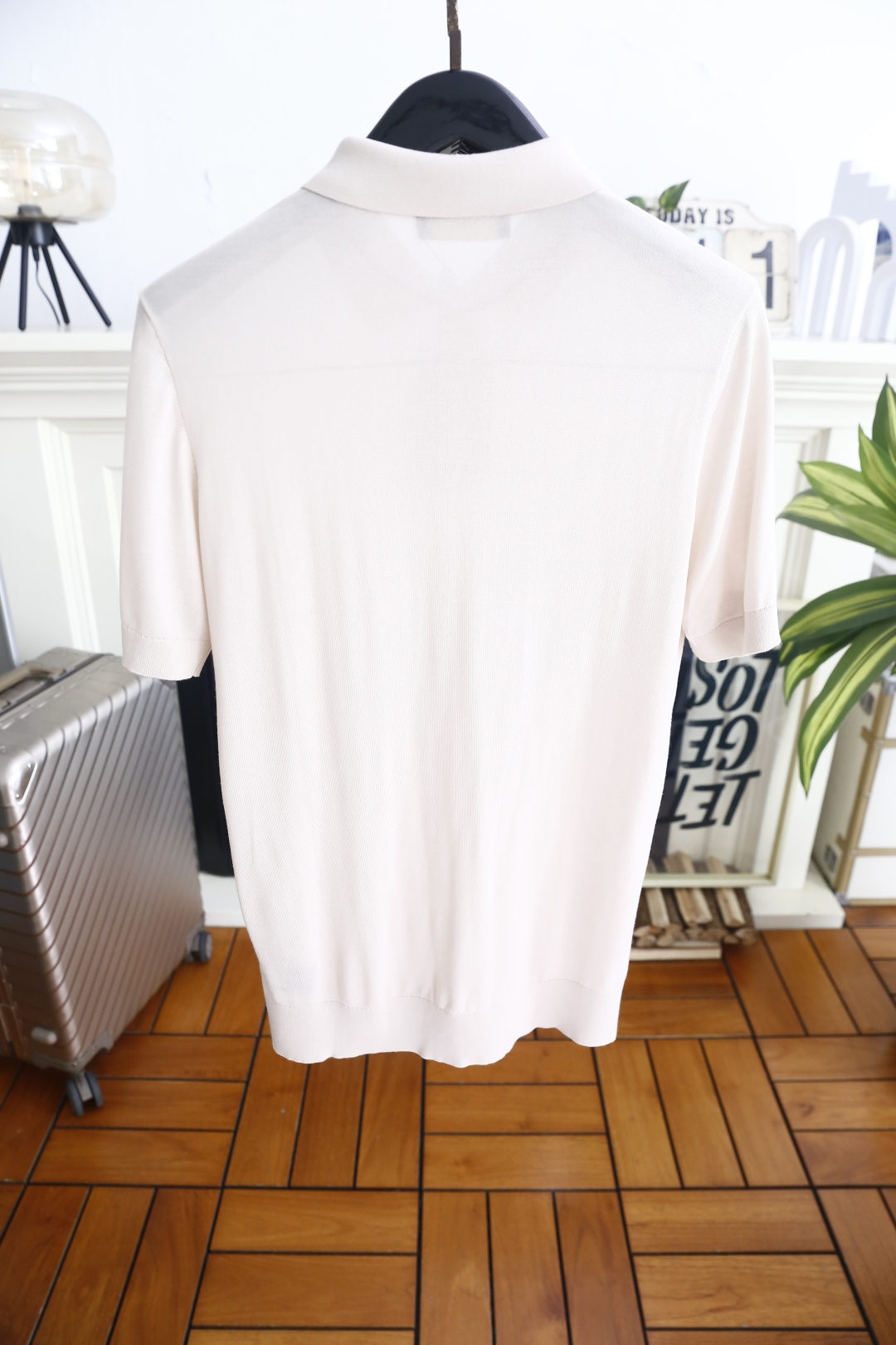 🔥Loro piana.26夏季新品！时尚男士百搭短袖👍简约平整翻领搭配三粒扣短门襟，袖口与下摆采用窄边