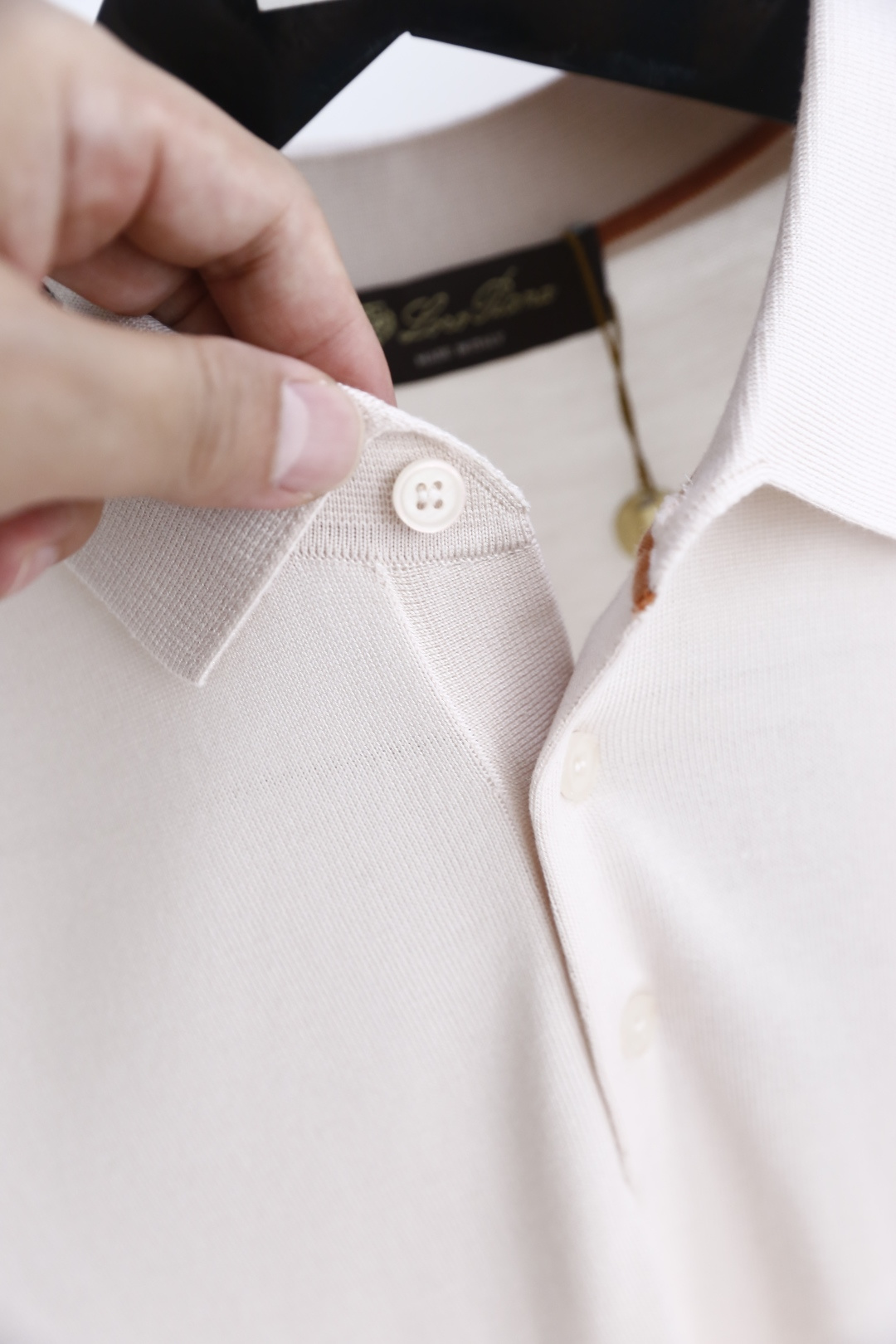 🔥Loro piana.26夏季新品！时尚男士百搭短袖👍简约平整翻领搭配三粒扣短门襟，袖口与下摆采用窄边