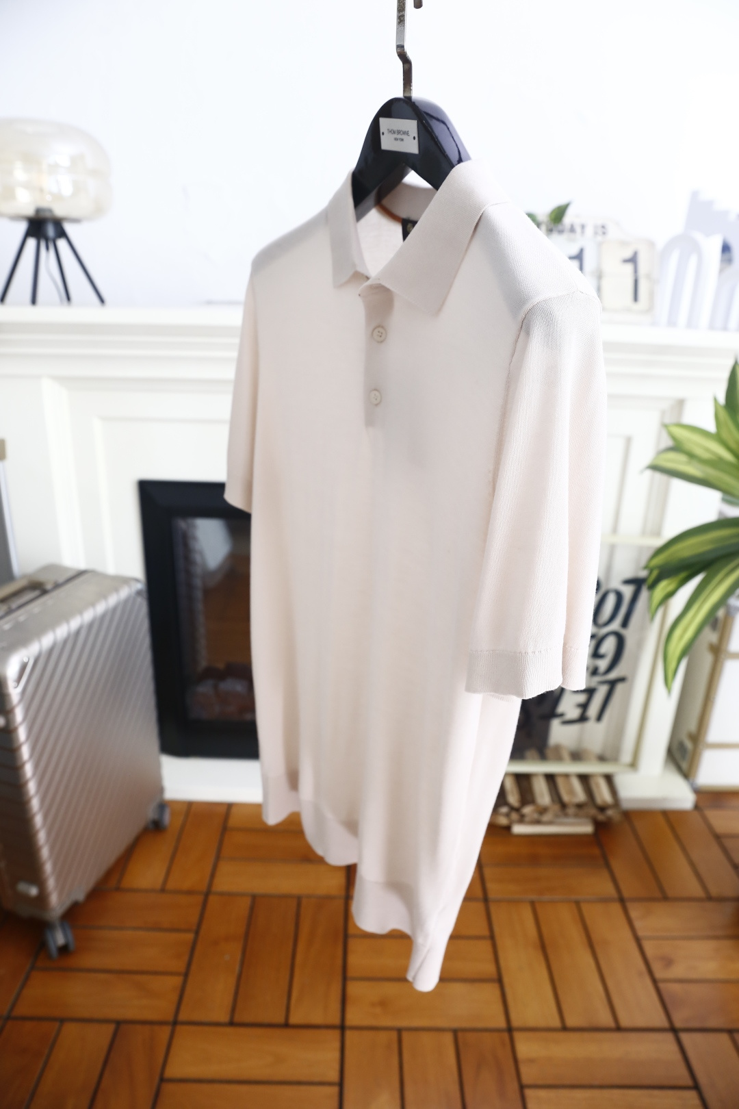 🔥Loro piana.26夏季新品！时尚男士百搭短袖👍简约平整翻领搭配三粒扣短门襟，袖口与下摆采用窄边