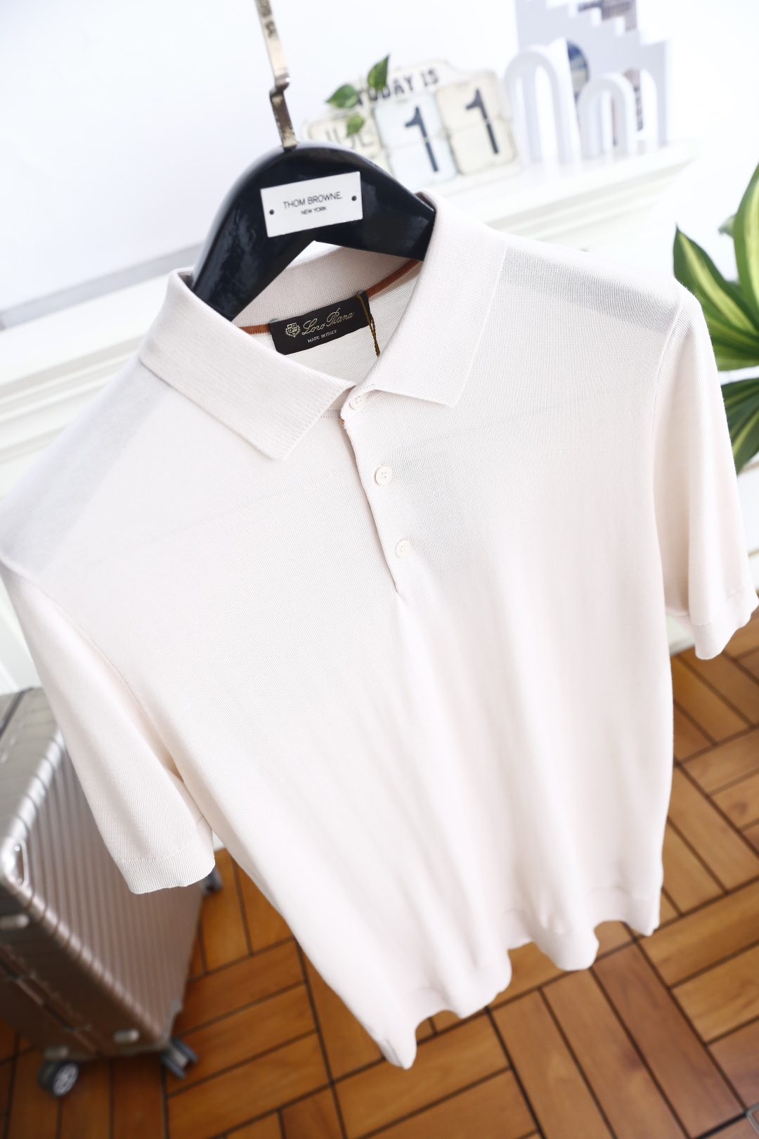 🔥Loro piana.26夏季新品！时尚男士百搭短袖👍简约平整翻领搭配三粒扣短门襟，袖口与下摆采用窄边