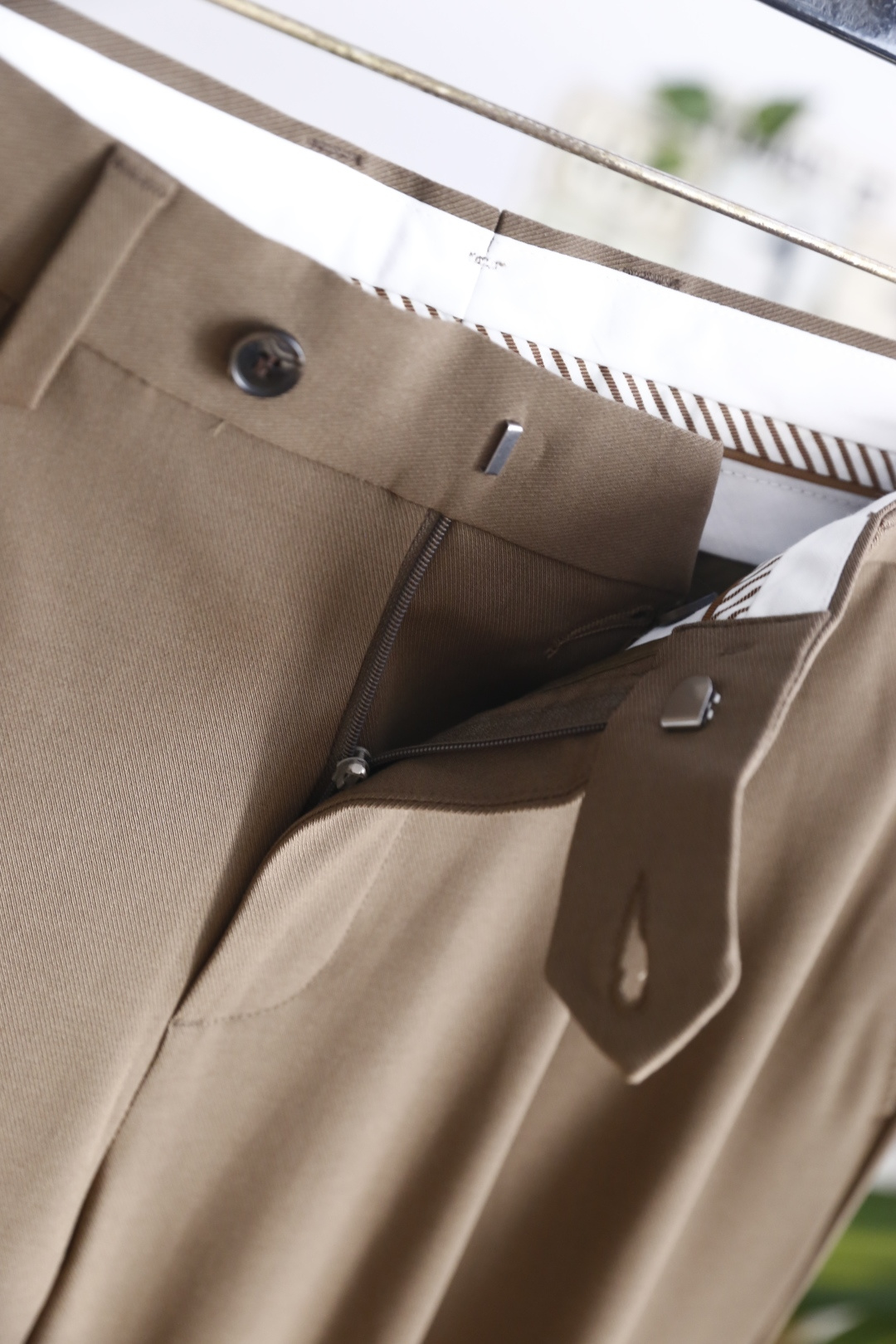 🔥Loro piana.26夏季新品！时尚男士百搭休闲长裤👍单褶设计西裤搭配标准腰头与单颗扣门襟，侧边设