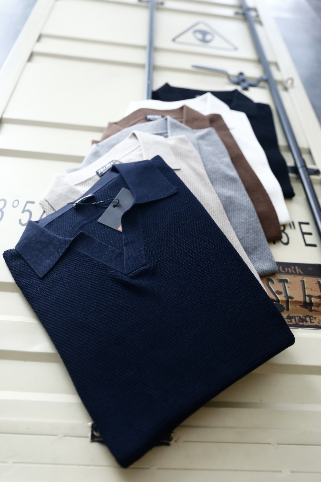 🔥杰尼*.26夏季新品🆕时尚男士百搭短袖👍标准小翻领搭配三粒短门襟，衣身布满规整立体格纹肌理，左胸点缀小